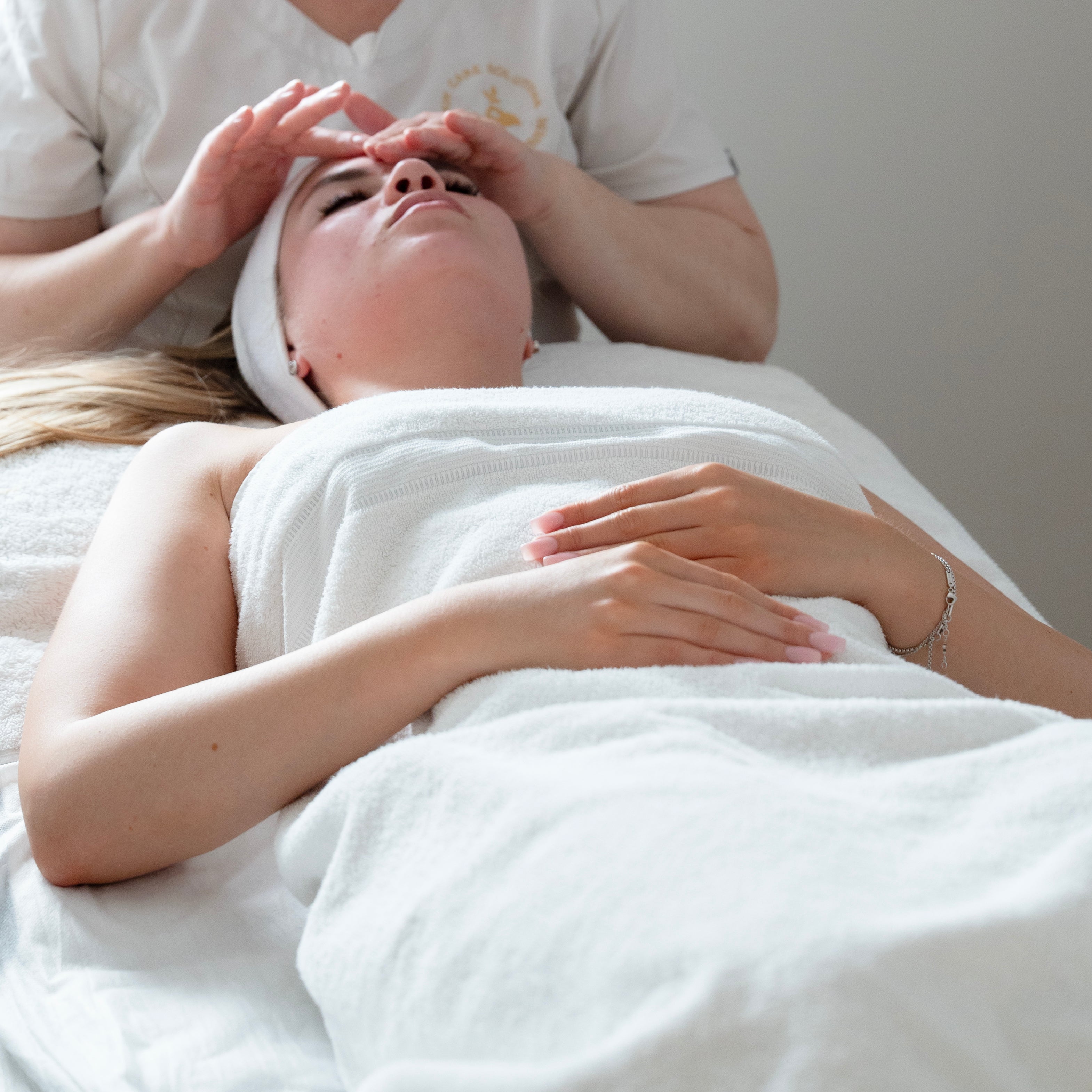 טיפול באקנה בתקופות עומס רגשי: איך את מפחיתה תגובתיות בעור